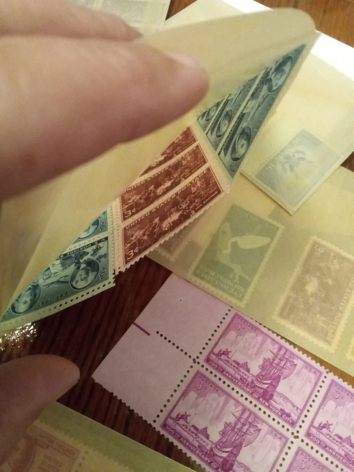 1953 3 cent U.S. stamps Unhinged, wax envelopes. 165 stamps - Image 4 of 4