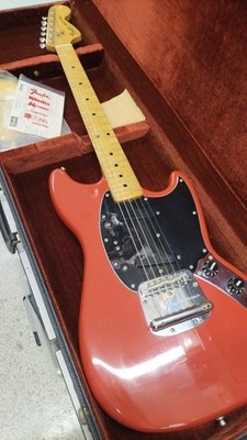 (Fender) Mustang Morocco Red M/N E-Gitarre mit Hartschalenkoffer E.Gitarre vo...