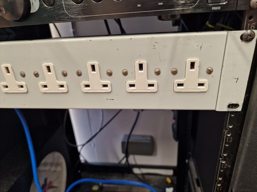 Olson Rack-Mounted 7 Port Power Distribution Unit - Photo 3/4