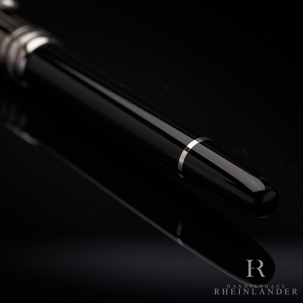 Montblanc Solitaire Doué Black and White Classique Fountain Pen ID