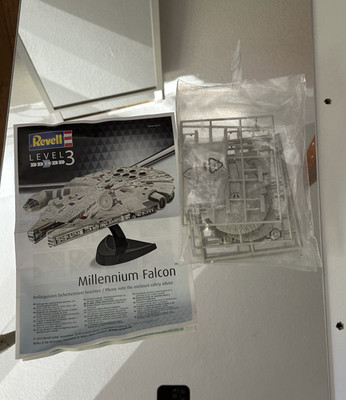 Revell Star Wars Millennium Falcon Standmodell Bausatz Level 3 mit Ständer