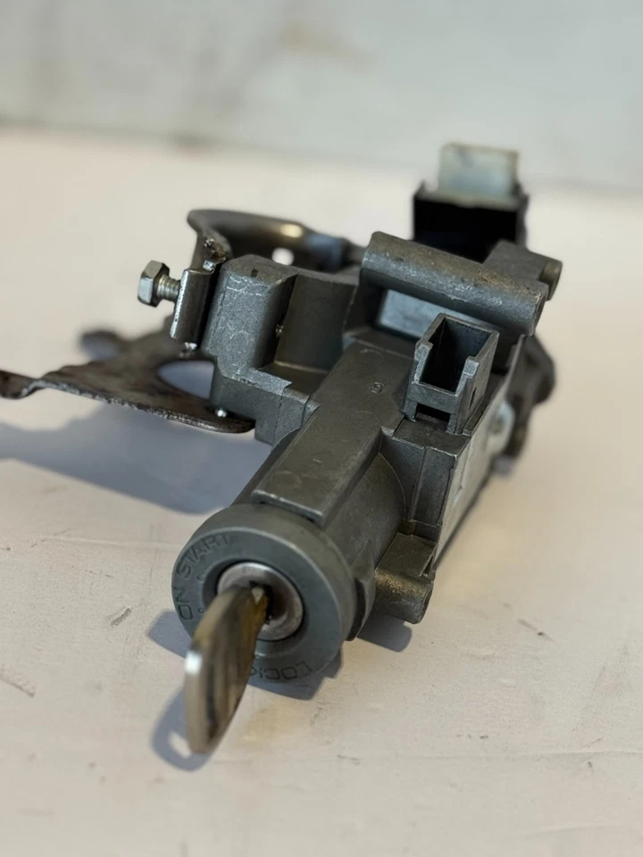 2004-2012 GMC CANYON 4X4 STEERING COLUMN IGNITION CYLINDER LOCK & KEY USED OEM - Image 3 of 4