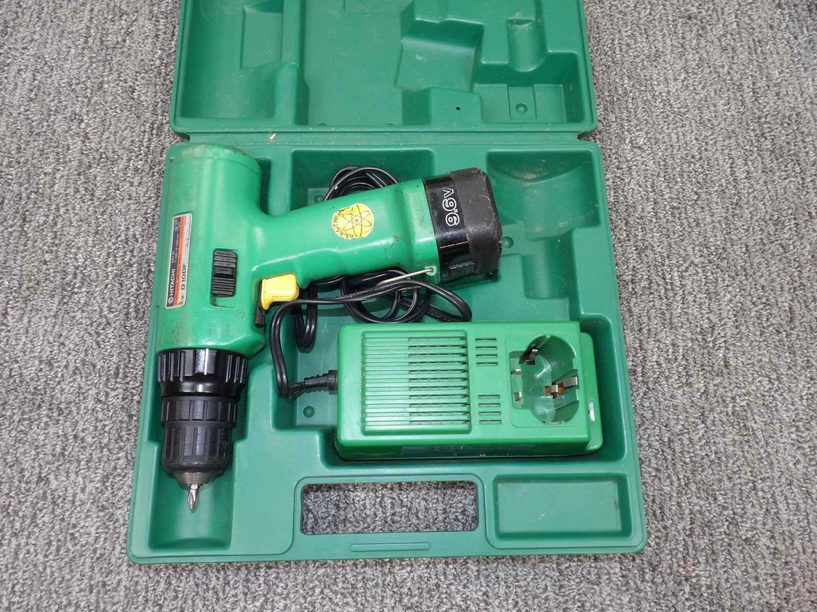 Hitachi D10DF 9.6V Cordless Drill Driver Kit with Charger & Case Battery no good
