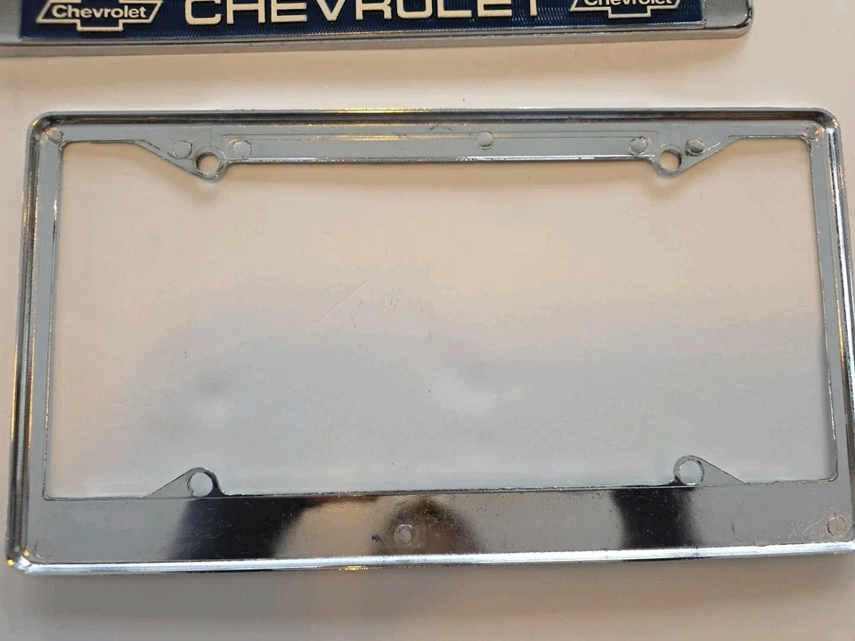 Marco de matrícula con logotipo Chevrolet 1971, azul oscuro Foto 4 de 4