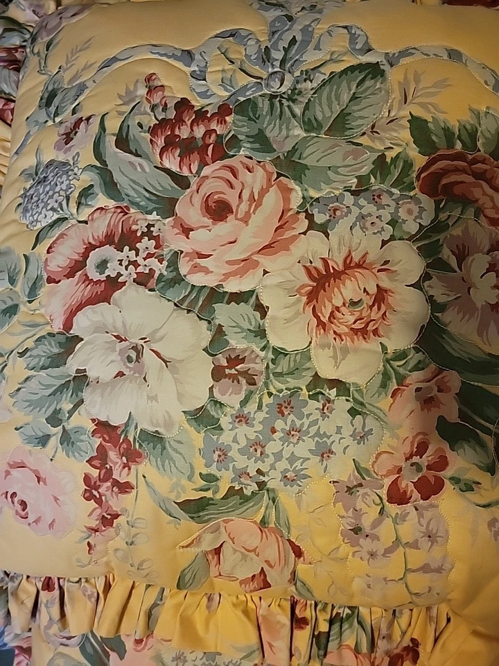 Juego de 2 almohadas Ralph Lauren Evelyn amarillas con volantes 25x25 pulgadas usadas en excelente estado Foto 2 de 4