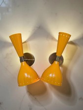 Bellissima coppia di applique da parete arancione in ottone con luce da comod...