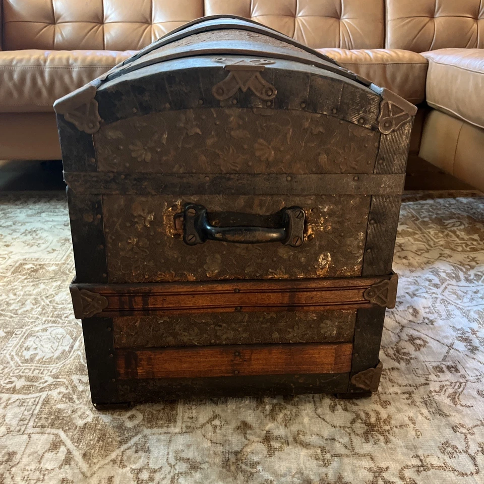 Antiguo baúl de vapor con cúpula Camelback, roble y lata en relieve, vintage, ruedas Foto 2 de 4