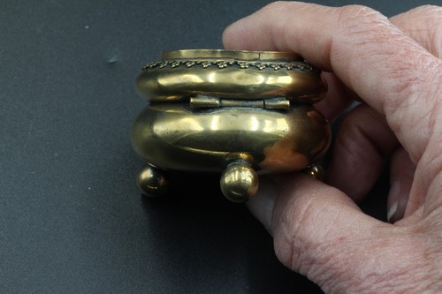 Small Brass Trinket Box Round with Inset Enamel Cross - hinged lid - Foto 6 di 10