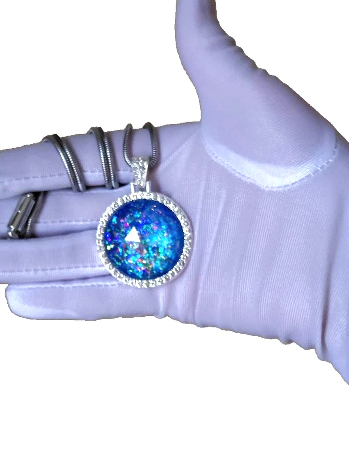 Colgante de ópalo ópalo de resina azul hielo con halo de circonita cúbica en cadena de acero inoxidable 30 mm Foto 4 de 4