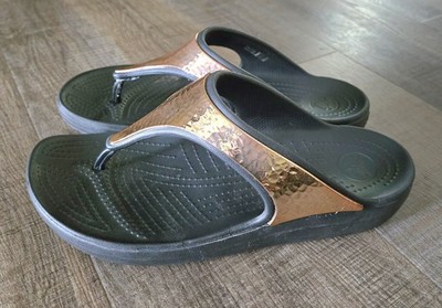 Crocs Women's Sloane Metallic Hammered Rose Gold Thong Flip Flop Black Sz 11 EUC