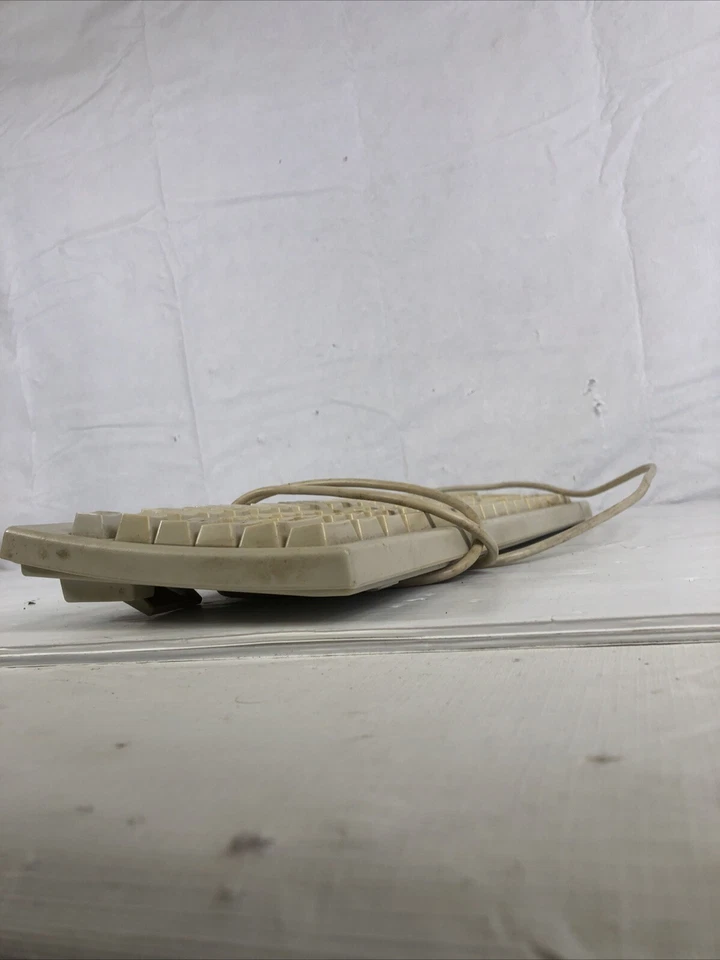 VNTAGE Chicony KB-2961 Keyboard GOOD USED CONDITION TESTED AND WORKING  - Image 4 of 4