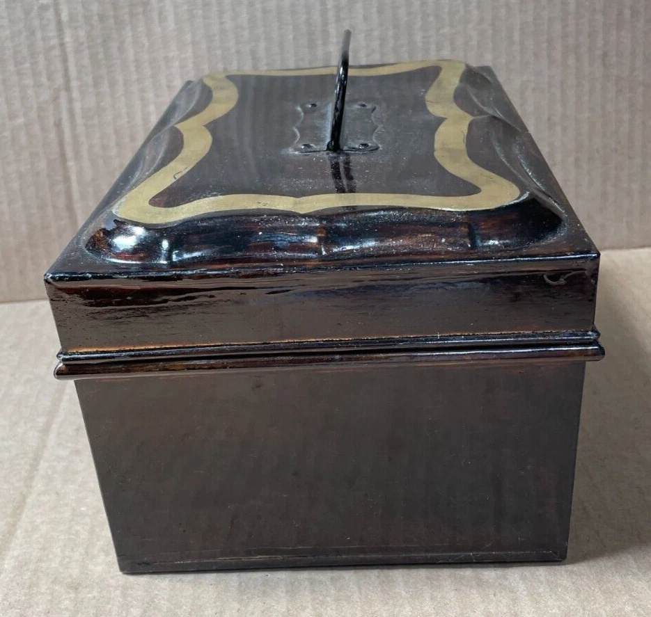 Antigua lonchera Toleware de 1900 con tapa con bisagras negra con diseños dorados 9"x 6,25"x 5" Foto 3 de 4