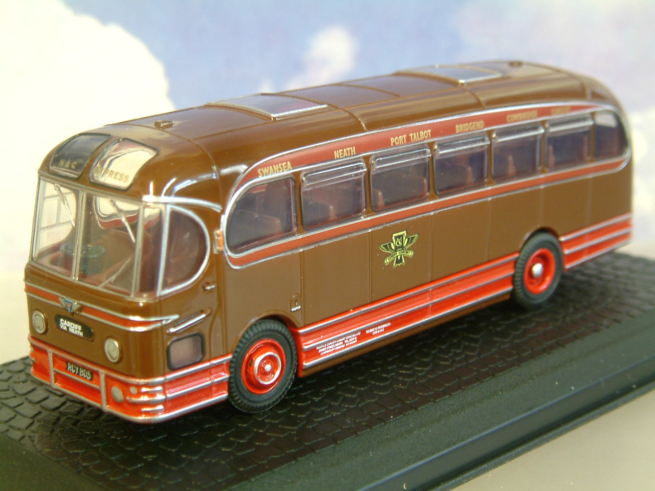 SUPERB OXFORD DIECAST 1/76 AEC WEYMANN FANFARE COACH NEATH & CARDIFF 76WFA003