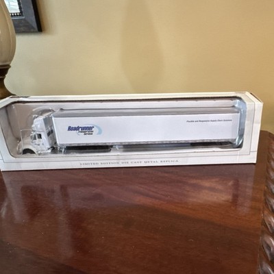 SpecCast Roadrunner International 8600 1:64 Diecast Limited Edition Truck