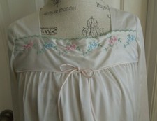 VINTAGE WHITE w/FLORAL EMBROIDERY UNBRANDED LONG QUALITY NYLON NIGHTGOWN SIZE SM