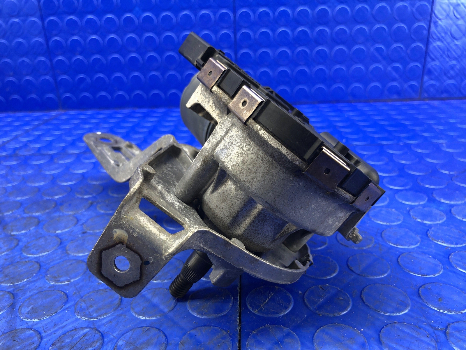 2014 2015 2016 2017 2018 2019 BMW I8 OEM FRONT RIGHT WINDSHIELD WIPER MOTOR