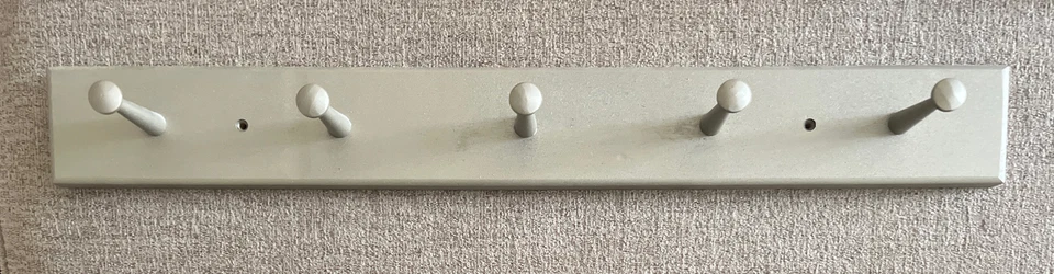 Tablero de gancho Mainstays con cinco ganchos plateado Foto 3 de 4