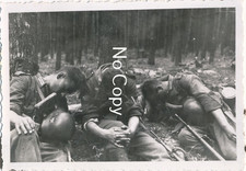 Foto WW2 military: Osten - Deutsche Wehrmacht Soldaten erschöpft X249