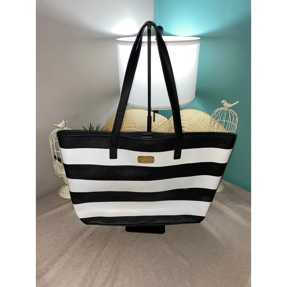 Bolso de Mano Michael Kors Grande a Rayas Blanco y Negro con Herrajes con Logo Dorado Foto 2 de 4