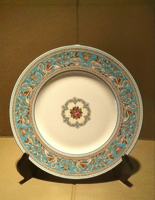 Wedgwood Florentine Turquoise Dinner Plate 27cm with Black Holder Unisex