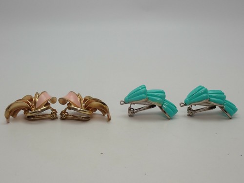 Pair of Vintage Pink Enamel & Teal Early Plastic Clip Earrings - Picture 4 of 9