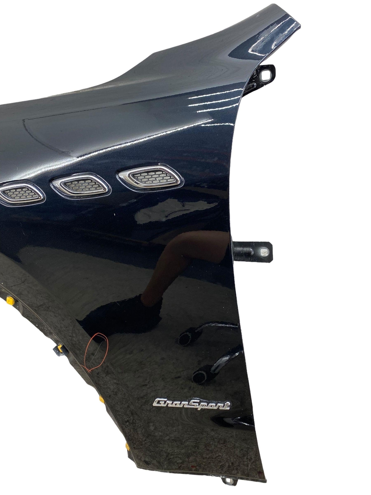 2017-2024 MASERATI LEVANTE FRONT LEFT FENDER NERO BLACK *DIMPLE/LIGHT SCRATCH*