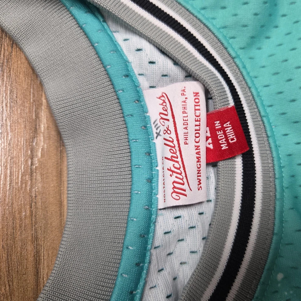 Mitchell & Ness San Antonio Spurs Tim Duncan Hyper Hoops Swingman Medium Jersey - Image 3 of 4