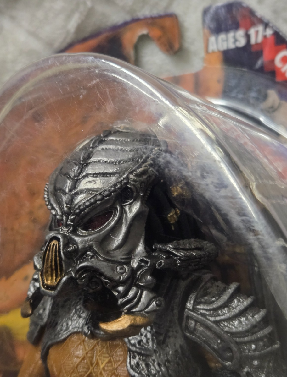 Neca Ultimate Alien Hunter CRACKED TUSK PREDATOR 8