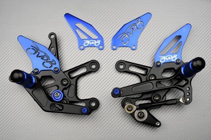 Repose-pieds arrière bleu AVDB pour les duos en Triumph Street Triple 765S