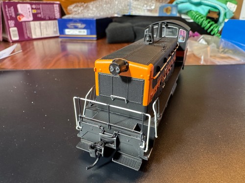 Walthers Mainline 910-10606 HO Scale EMD NW2 Phase V IHB #8831 | Zustand: New