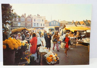 Geschäftige Salisbury Markt Szene Postkarte 1970er Stadtplatz Stände Blumen Kathedrale