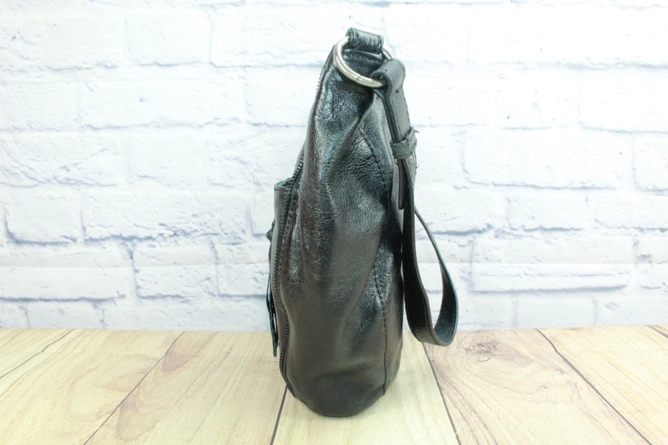 Bolsa tote tiracolo feminina The Sak íris couro preto com zíper - Imagem 4 de 4