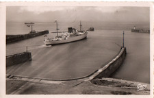 Carte postale DIEPPE. Pétrolier quittant le port.