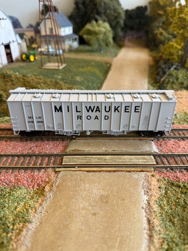 Tolva cubierta deslizante aéreo de 2 bahías HO Walthers Milwaukee Road # 109355. Construido MW/KD. | Zustand: Used