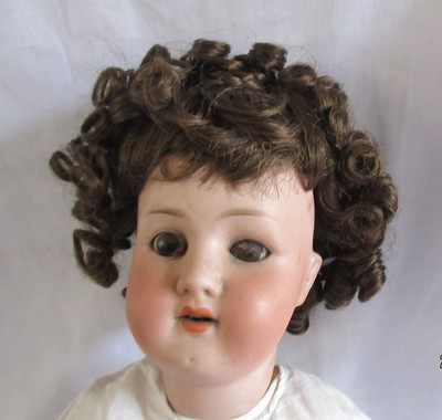 Vintage Dollspart Puppenperücke für 11 Zoll Kopfumfang Puppe Old Stock Z99