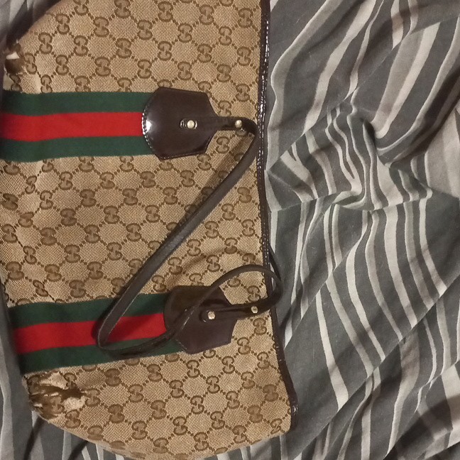 Gucci borsa da spalla GG tela beige, zip, banda verde/rossa, ciondolo