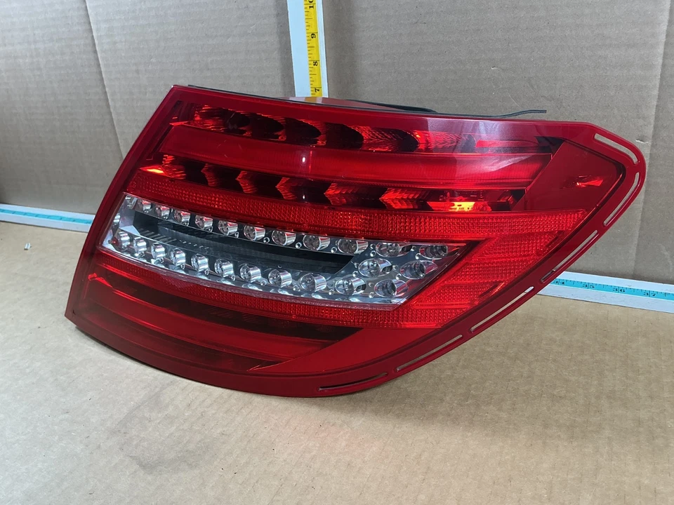 Luz trasera derecha pasajero mercedes-benz c250 2008-2014 2048204164 OEM Foto 2 de 4