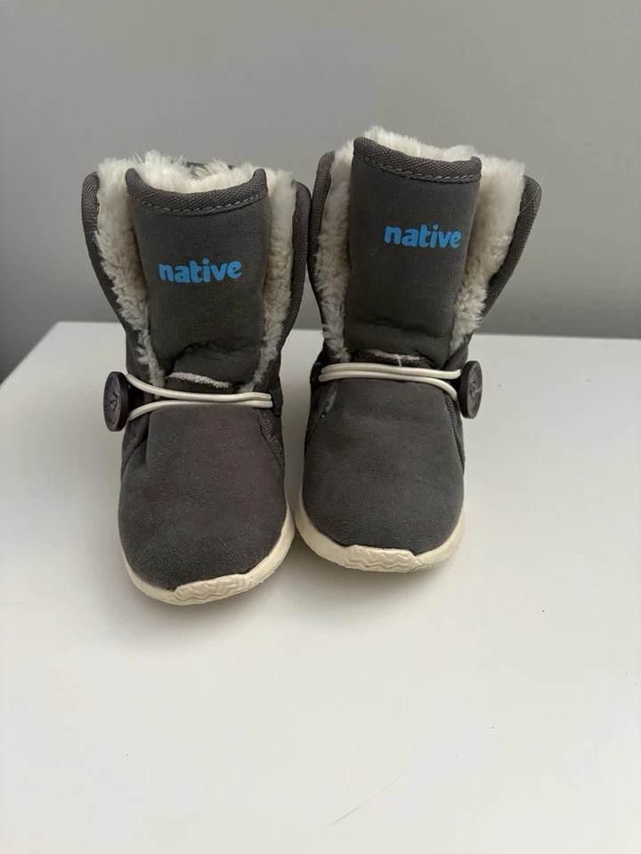 Botas NATIVAS AP Luna Gris Niño Pequeño Niños Cálidas Invierno Botas para Nieve 6T EE. UU. / 22 EUR Foto 3 de 4