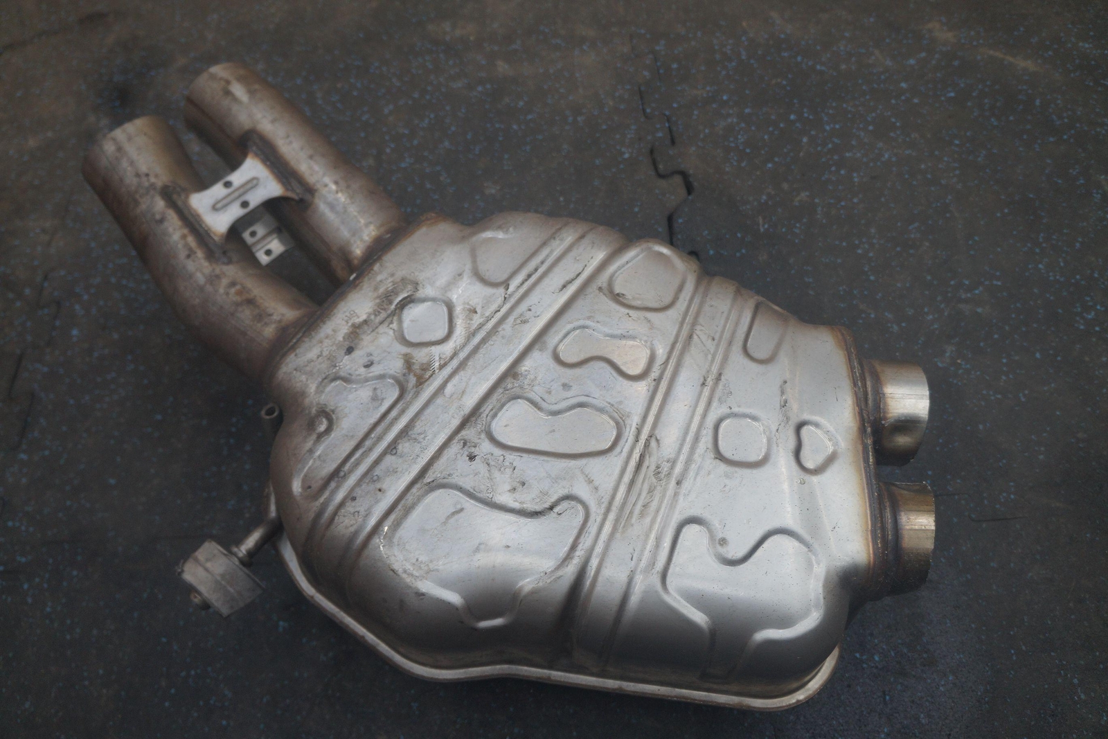 Center Exhaust Muffler Silencer 36A253181 OEM Bentley Bentayga 2018