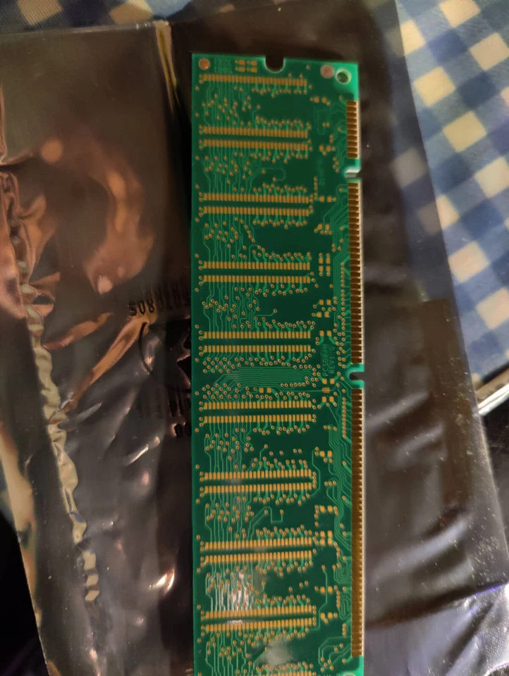 Micron MT8LSDT864AG-10CB4 64MB PC100 100MHz non-ECC CL2 168-Pin DIMM Memory - Image 4 of 4