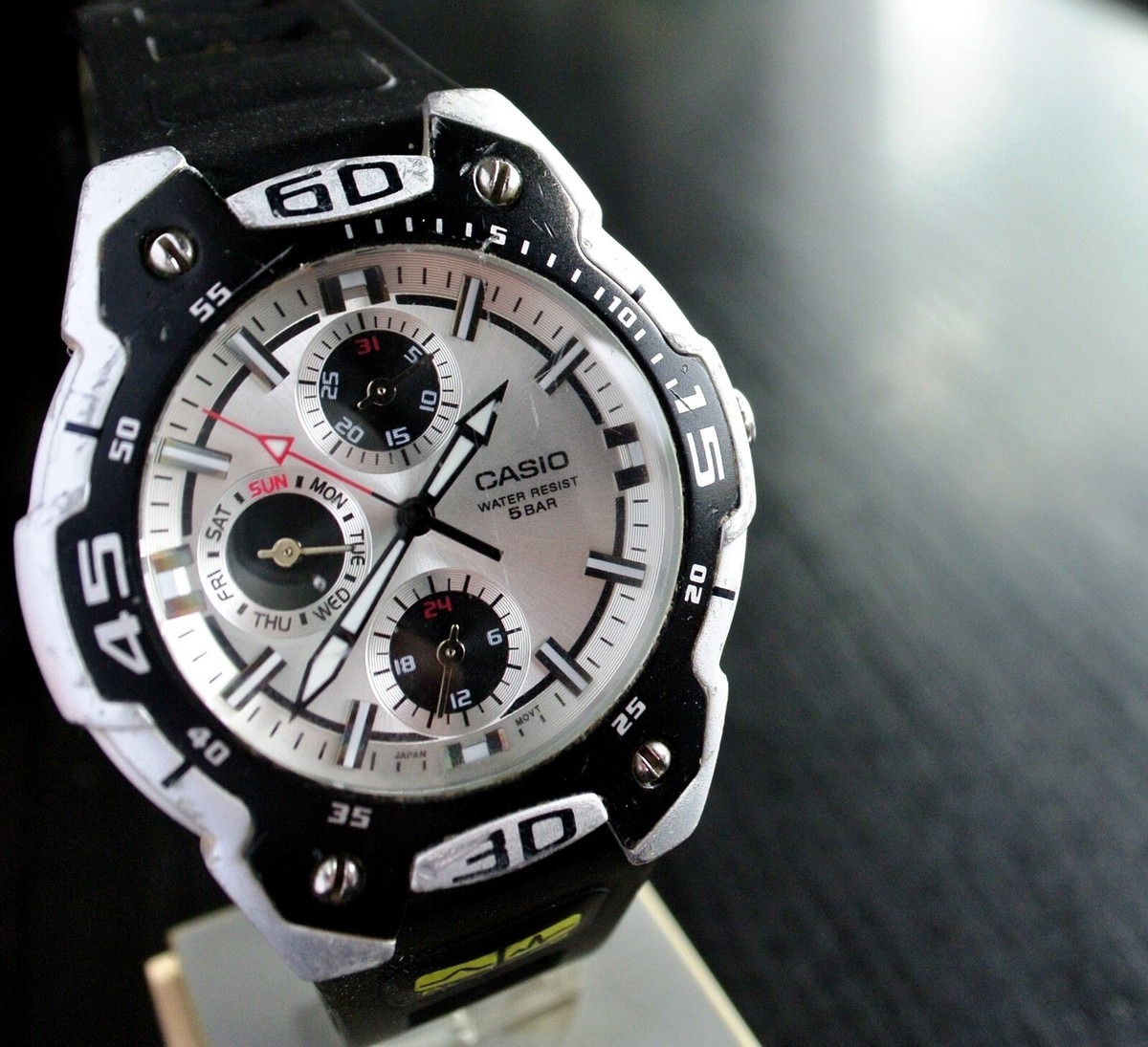 VINTAGE CASIO DIVER DAY DATE 24 HR TRIPLE DIALS QUARTZ MEN'S SILVER BLACK  WATCH