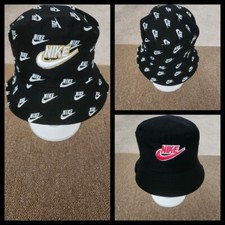 NIKE REVERSIBLE BUCKET HAT.