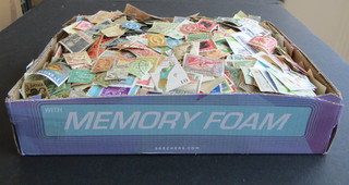 VAST COLLECTN OF CHIEFLY VINTAGE MINT/USED WORLD STAMPS IN OLD BOX 12/14 000