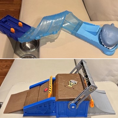 Monster Jam Mini Freestyle Flip Arena & Mini Megalodon Race & Chomp Playset 