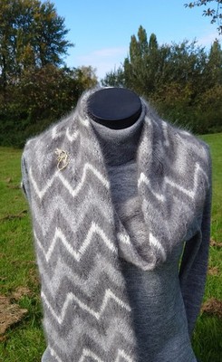 Luxus Handarbeit 100 % Natur Angora Schal Halstuch Tuch - Hellgrau & Weiß Zickzack