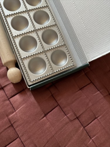 Neues Williams Sonoma Ravioliera Set - Made in Italy: Roller und Flor. Offener Karton. - Bild 5 von 5