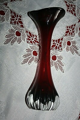 Aseda Sweden Glasvase elegant rubinrote Trompetenvase 29 cm Schälschliff Sockel