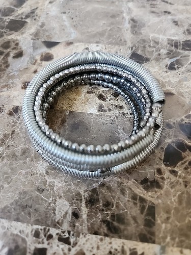 Pulsera bobina de metal con cuentas - Imagen 2 de 4