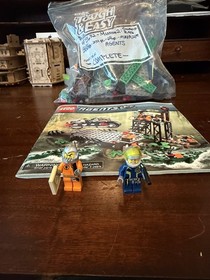 Complete Lego set 8632 Mission 2: Swamp Raid - 2 Minifigs - Agents