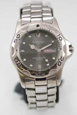 Armitron Herren Uhr Silber Edelstahl 50M Batterie Tag Datum Grau Quarz